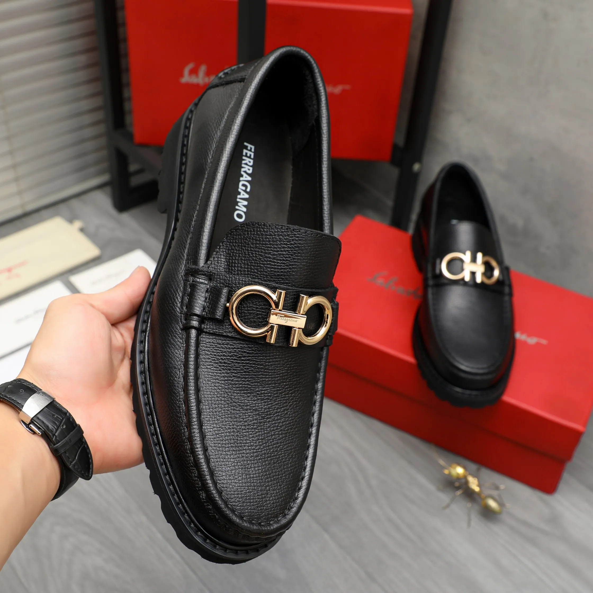 Men's shoes 💰442 Product trademark: Ferragamo "Ferragamo" business formal leather shoes Regular size: 38-46 (45.46 is custom-made and non-returnable) Product materials: Selected small pebbled cowhide upper, cowhide lining, non-slip rubber outsole